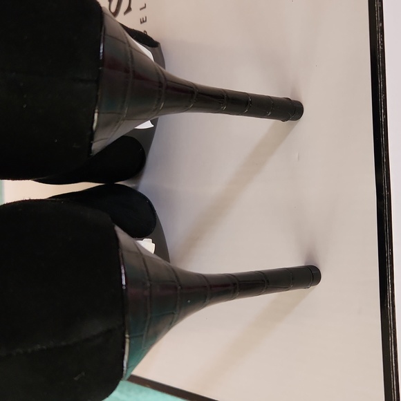 Guess Suede Stiletto Scrunched Booties. Backy - Picture 4 of 16